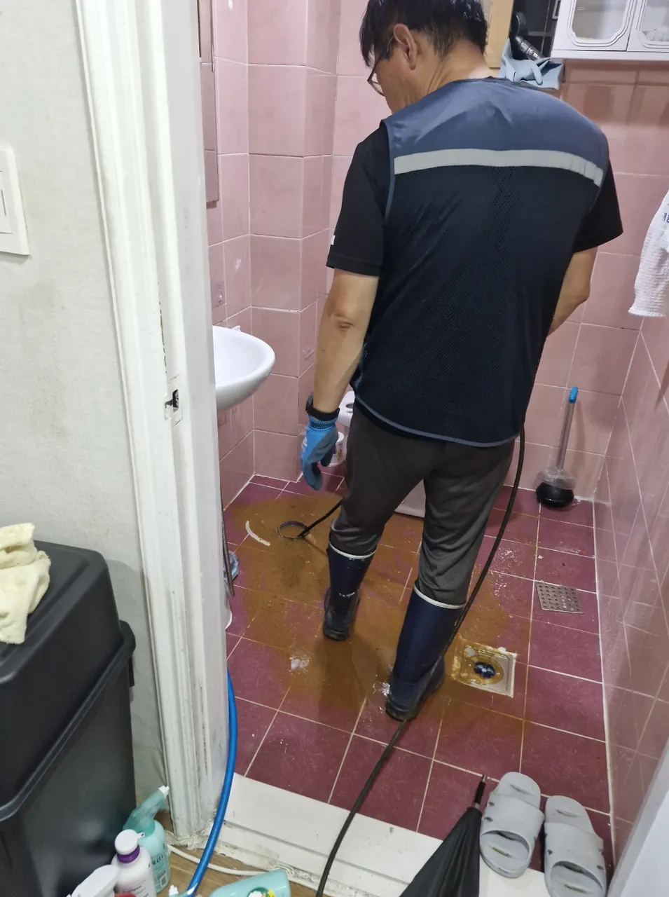부여군 변기막힘 배수·배관 문제 원인을 점검하는 실제 작업 사진